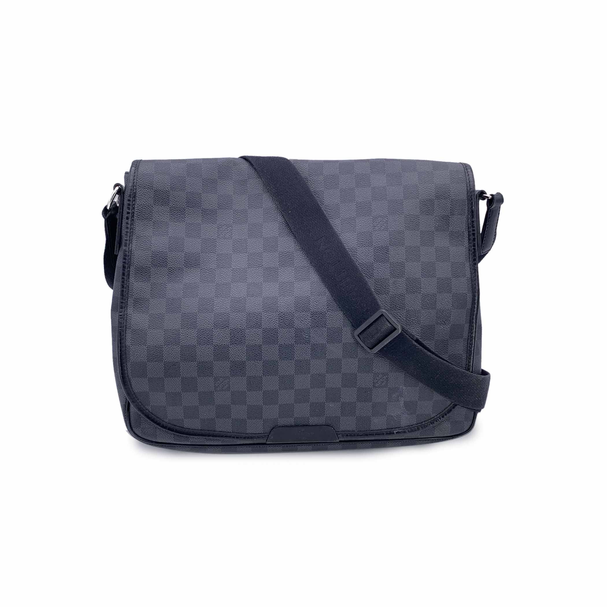 LOUIS VUITTON Crossbody Bags