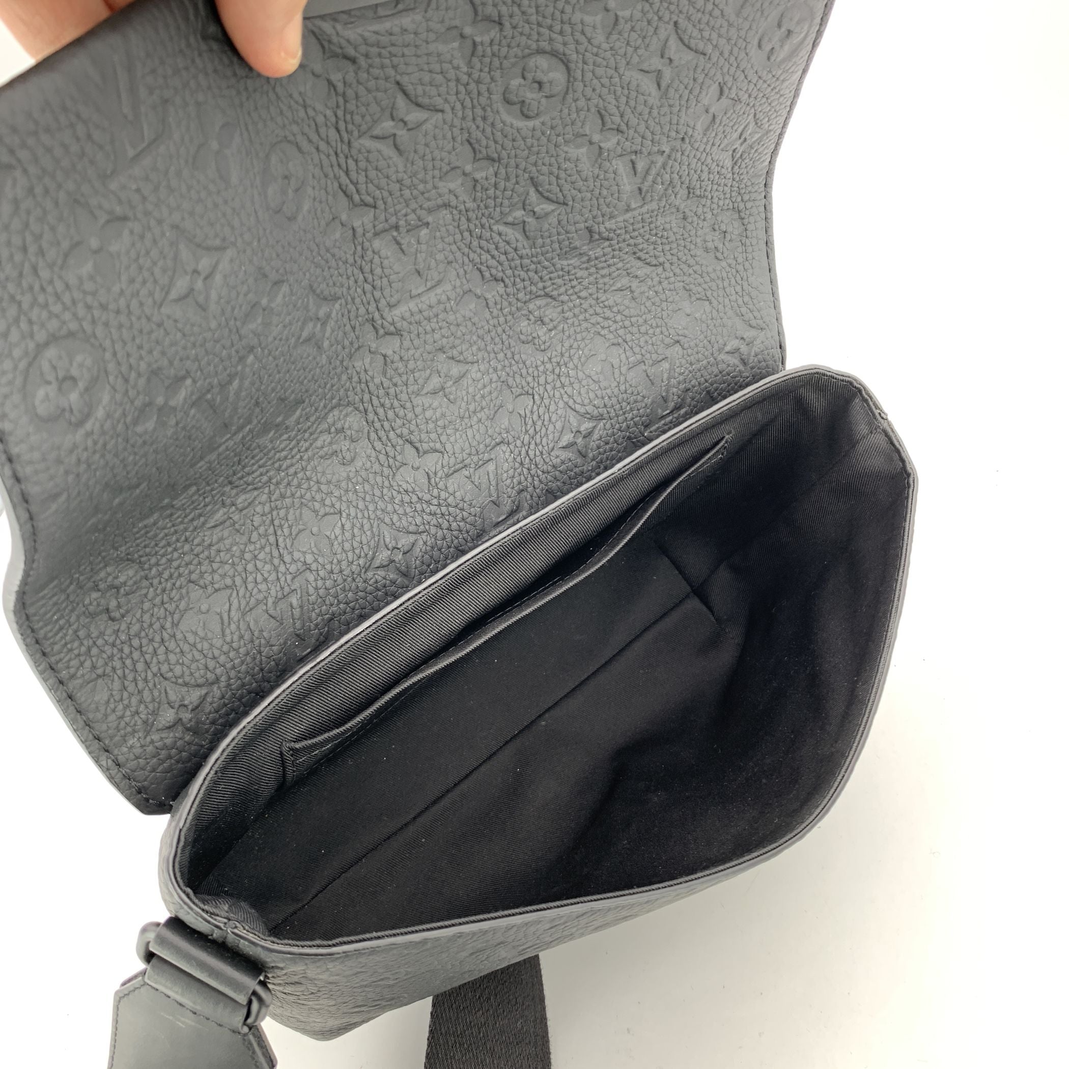 LOUIS VUITTON Crossbody Bags