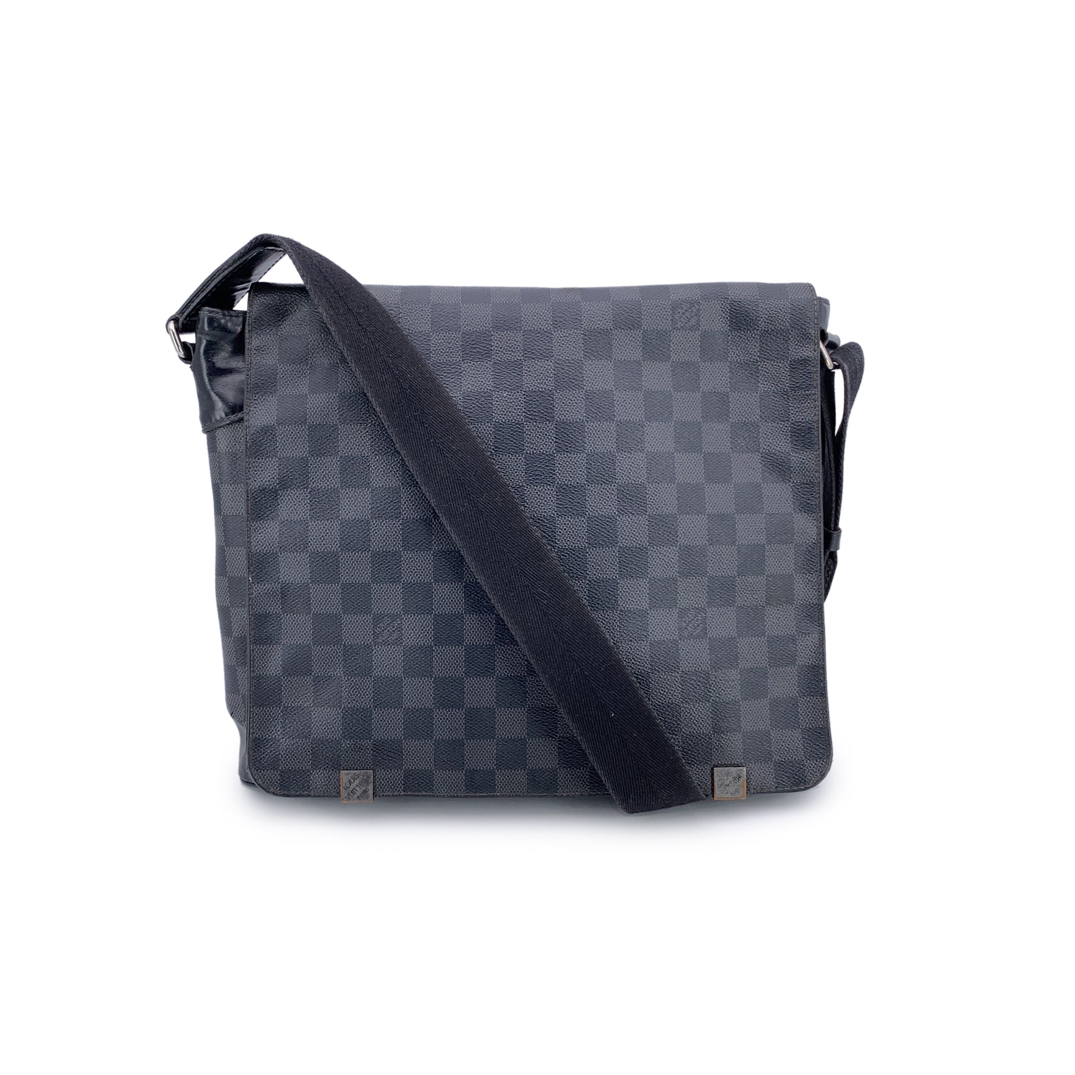 LOUIS VUITTON Crossbody Bags District